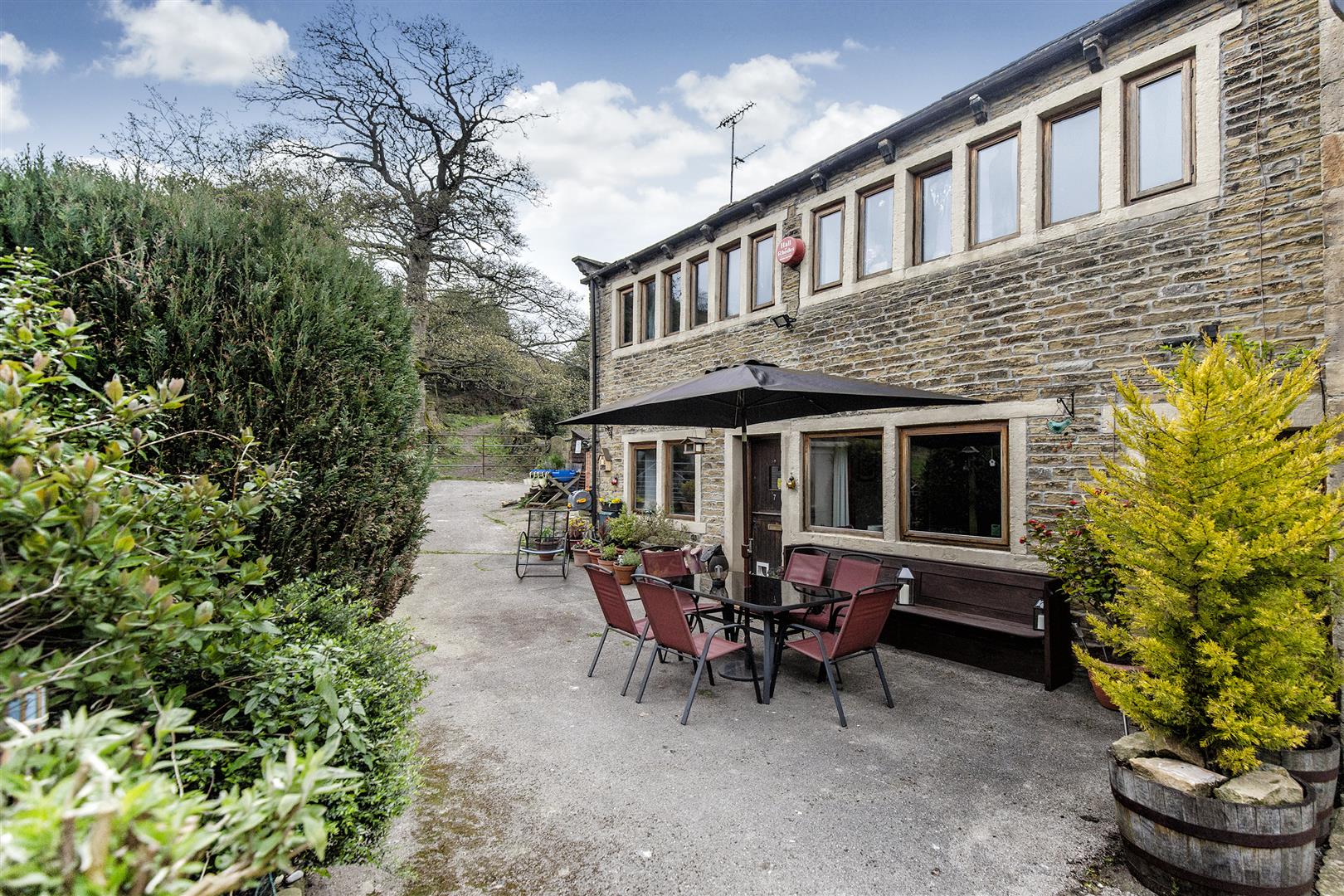 Cottage Daisy Green, Linthwaite, Huddersfield